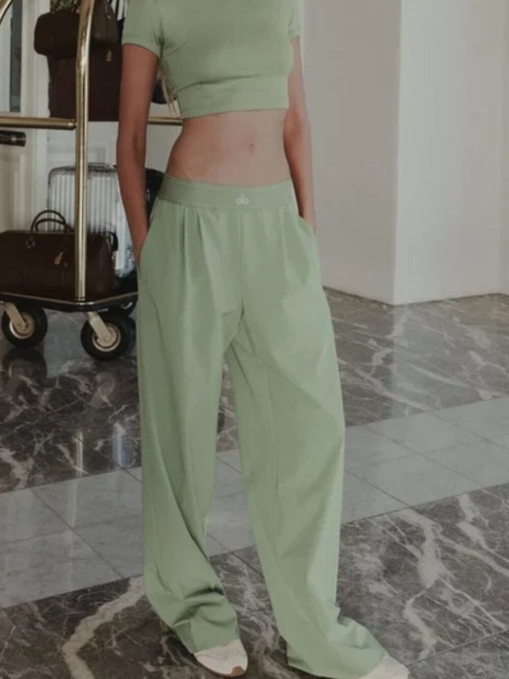 NWT💚ALO Yoga Suit Up Trouser Dune Grass (Regular Limited)